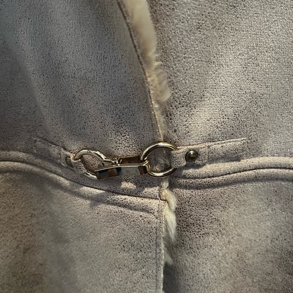 Ellen Tracy Cream and Tan Teddy Jacket with Plush Collar - Picture 3 of 8